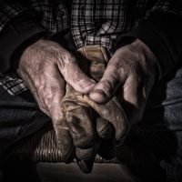 51黑主编老周的编辑工作照示意：戴眼镜的中年人坐在藏青色书桌前核对链接清单，台灯暖光落在纸页上，专注沉静